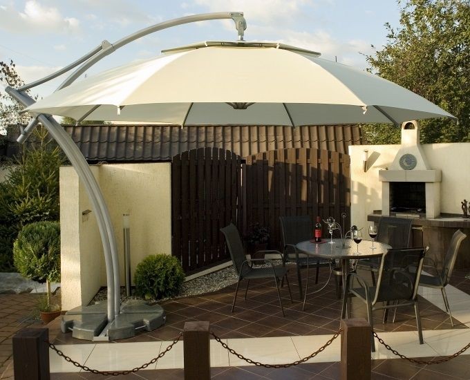 duży parasol nad kompletem ogrodowym