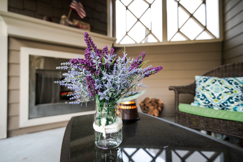 lawenda w słoju na stoliku