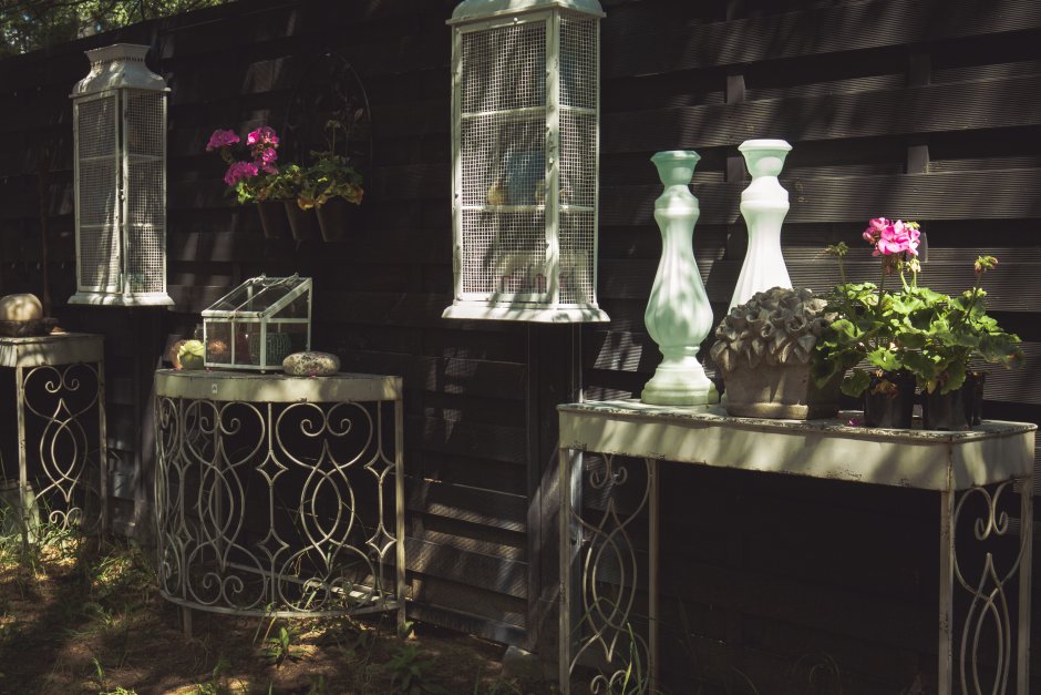 ozdoby z metalu przy ogrodzeniu