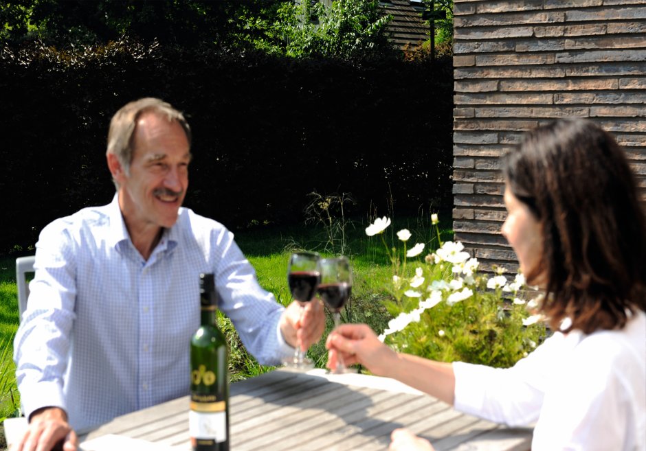 małżeństwo pije wino w ogrodzie