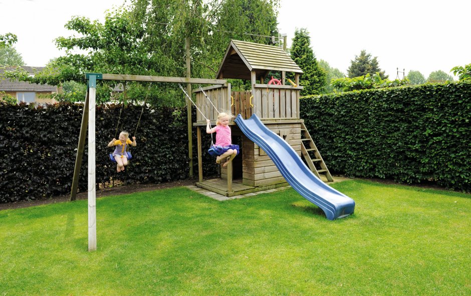 plac zabaw w prywatnym ogrodzie