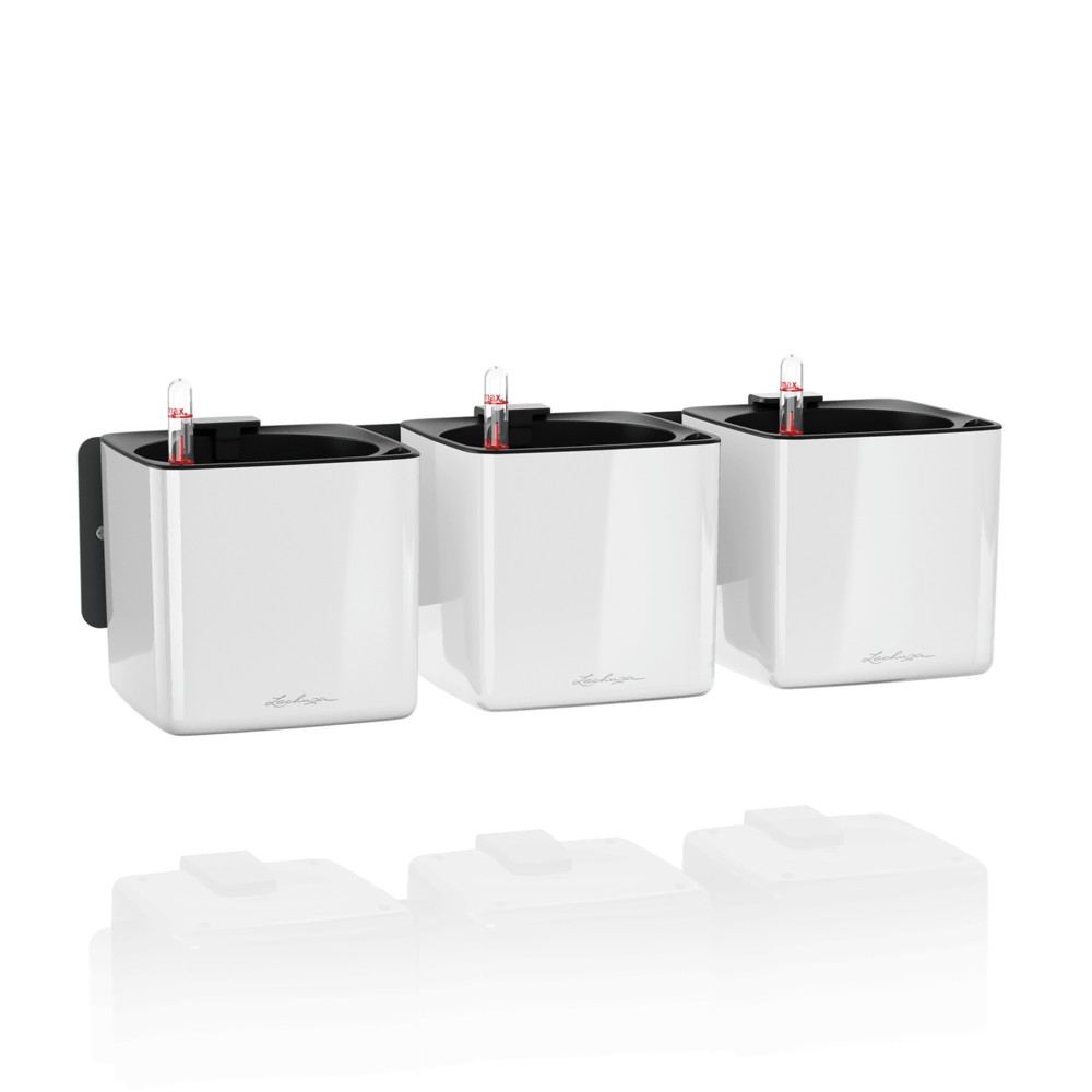 Zestaw 3 białych kwadratowych doniczek Lechuza Cube Glossy Home Kit z czarnymi wkładami, wskaźnikami poziomu wody i uchwytami.
