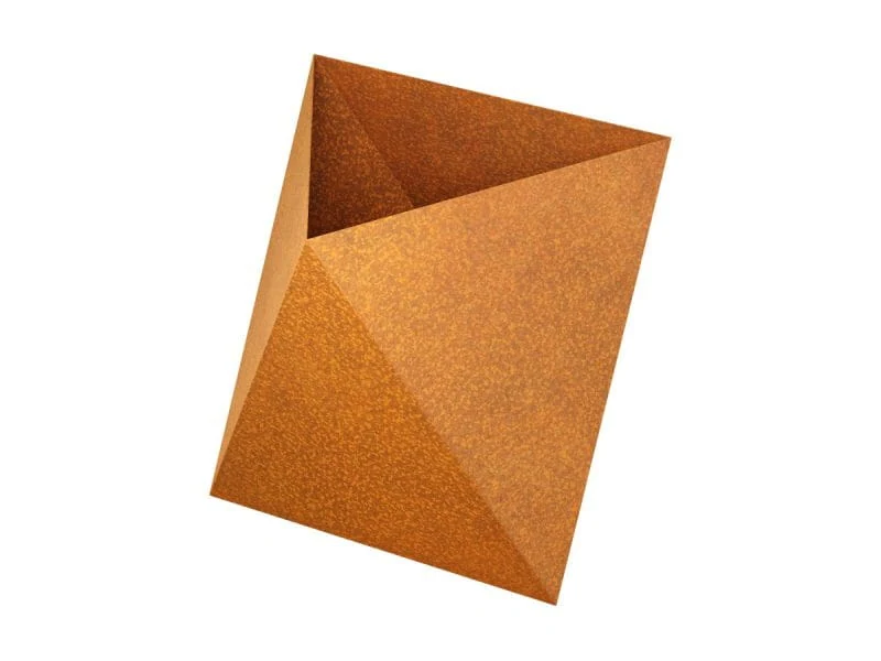 Donica geometryczna Corten Triangulo o trójkątnym kształcie i wykończeniu z zardzewiałego metalu.