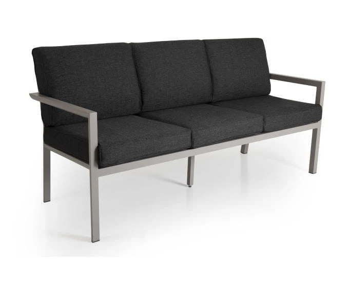Wysoka, trzyosobowa sofa aluminiowa Delia z jasnoszarą ramą i ciemnoszarymi poduszkami.