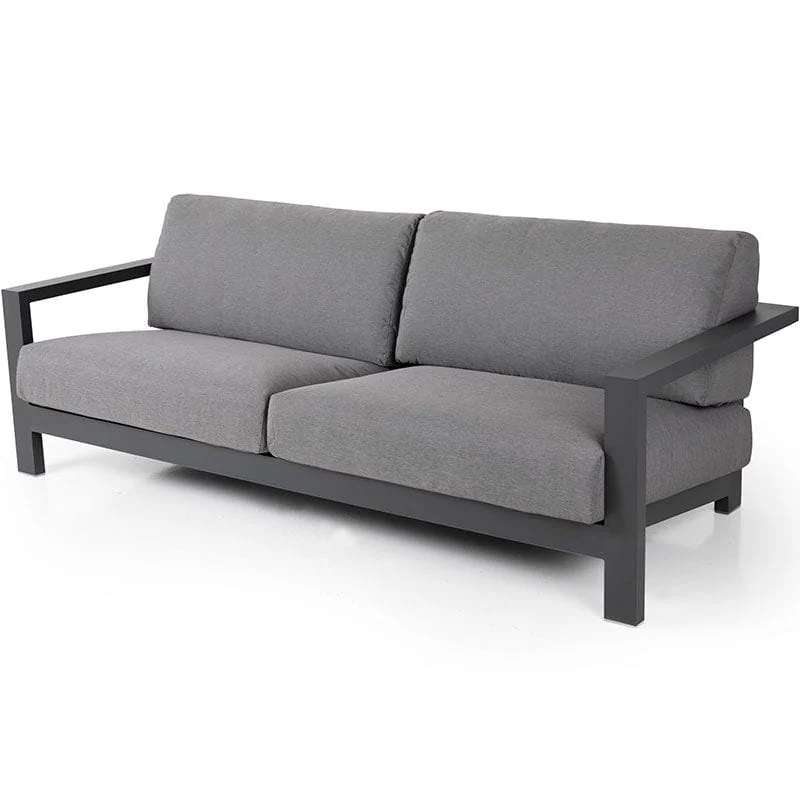 Trzyosobowa sofa Amesdale z szarymi poduszkami i ciemną ramą.