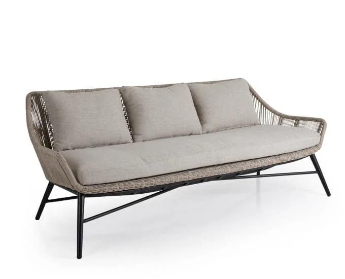 3-osobowa sofa z technorattanu Pembroke: pleciony stelaż, jasnoszare poduszki, czarna metalowa podstawa.