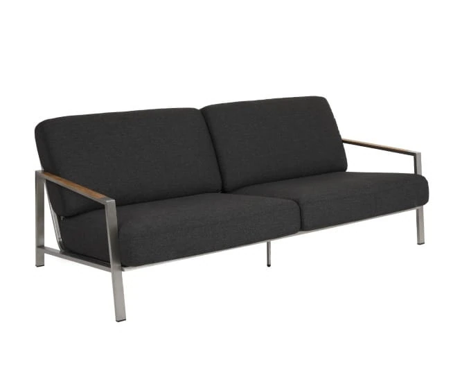 Dwuosobowa sofa Naos w kolorze ciemnoszarym, z ramą ze stali nierdzewnej i drewnianymi nakładkami na podłokietniki.