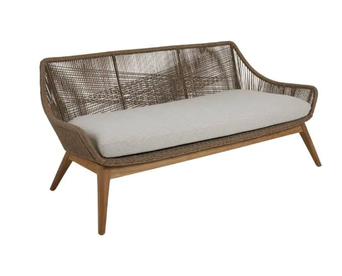 Sofa z plecionego technorattanu „Hassel” z jasnoszarymi poduszkami i czterema drewnianymi nogami.