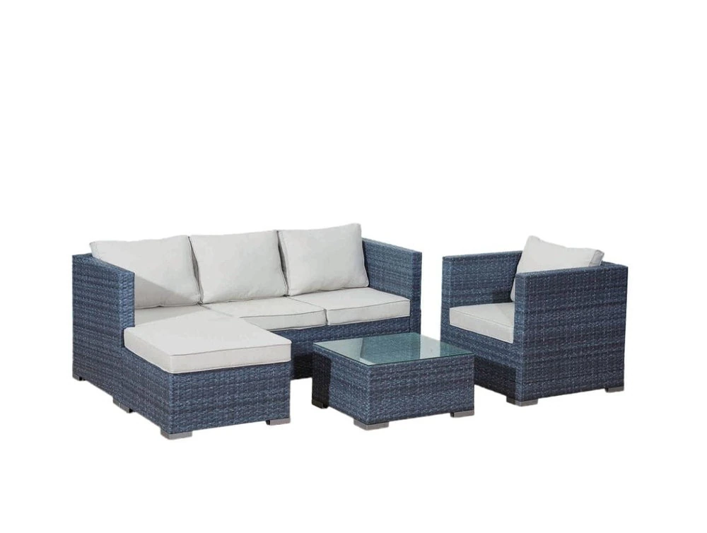 Zestaw mebli ogrodowych AMARO: sofa narożna, fotel i stolik kawowy ze szklanym blatem oraz jasnymi poduszkami.