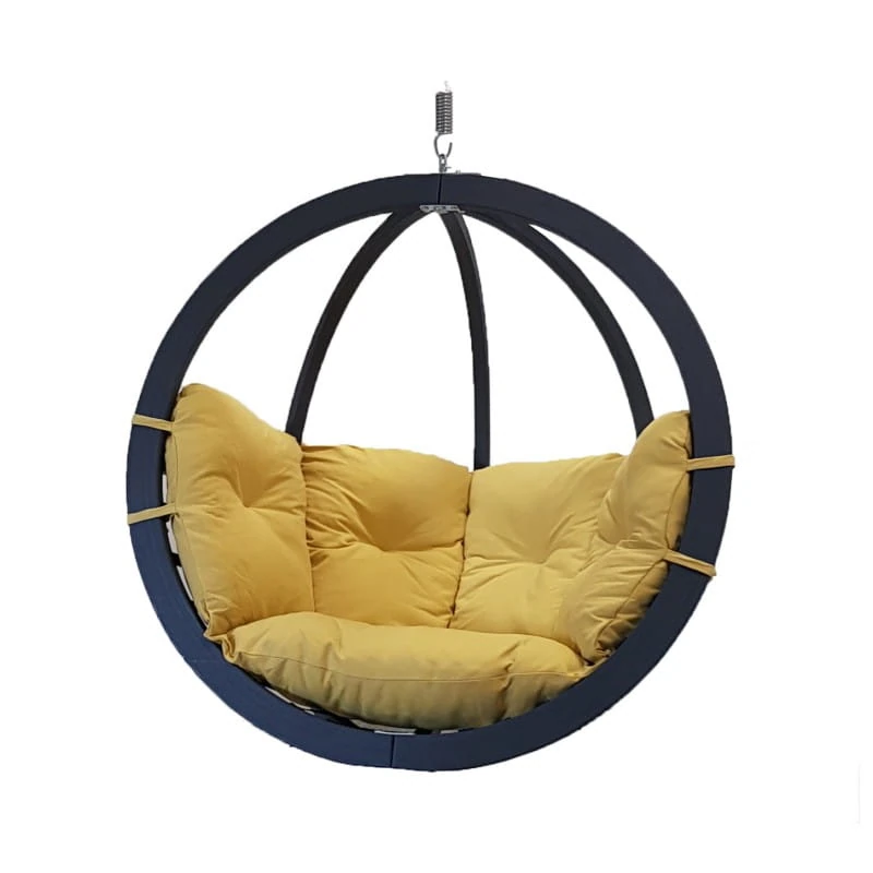 Wiszący fotel typu kosz O-Zone Swing Pod Olefin, okrągły fotel z ciemną ramą i żółtymi pikowanymi poduszkami.