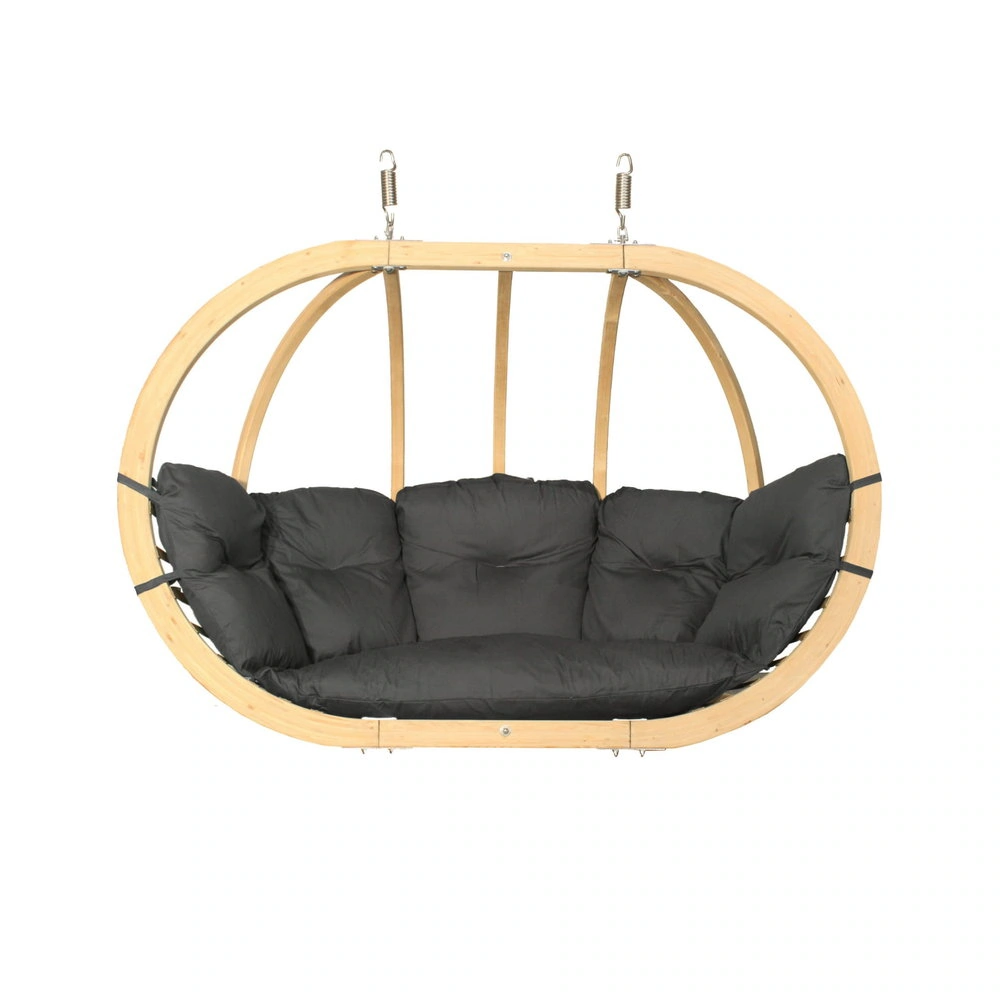 Dwuosobowy fotel wiszący O-Zone Premier Swing Pod, owalny, drewniany, z szarymi poduszkami i dwiema metalowymi sprężynami.