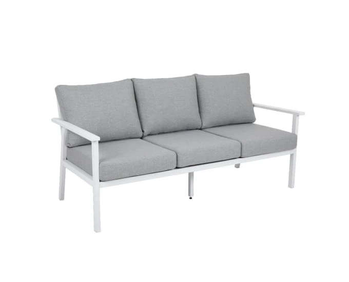 Trzyosobowa sofa ogrodowa Samvaro z podwyższonym siedziskiem, białą ramą i szarymi poduszkami.