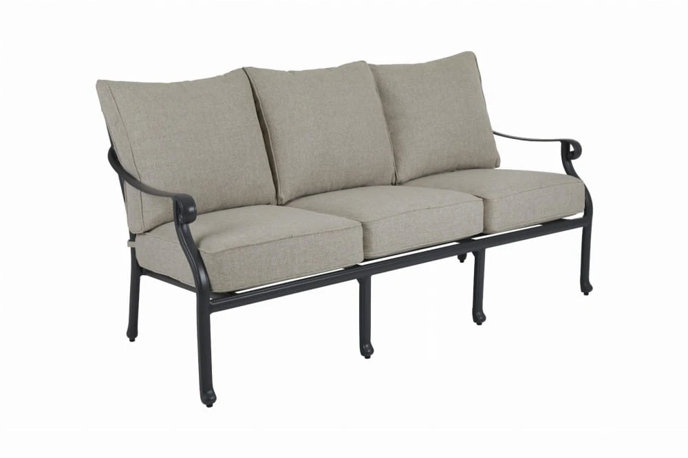 3-osobowa sofa w stylu prowansalskim „Vichy” z czarną metalową ramą i jasnymi poduszkami na siedzisku i oparciu.